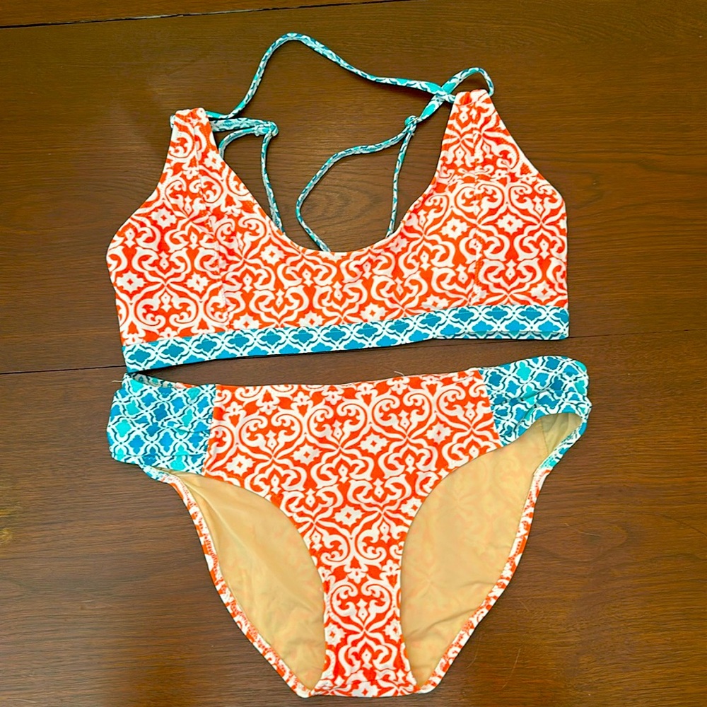 Never been worn, but tags were removed. Bottoms are scooped with ruched sides.